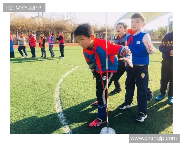 足球八卦赛场爆发小插曲，裁判如何处理？